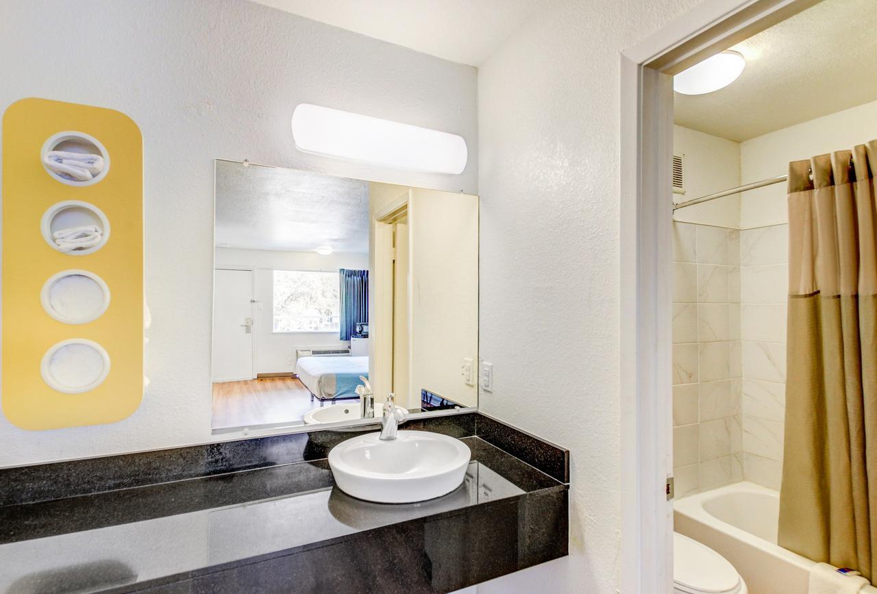 Motel 6 Waco - Lacy Lakeview Bellmead Eksteriør billede
